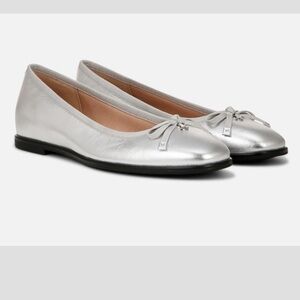 Naturalizer Essential Ballet Flat in Silver Size: 8